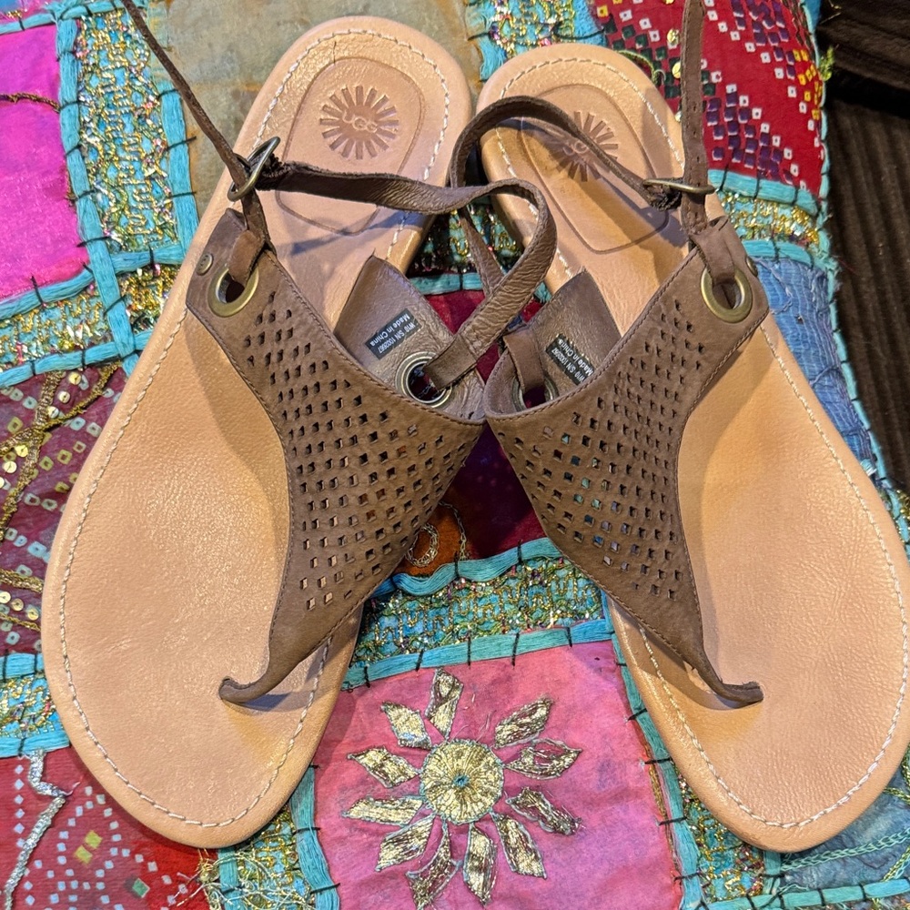 NWOT UGGS Elegant Brown Suede SANDALS with Cutout Design